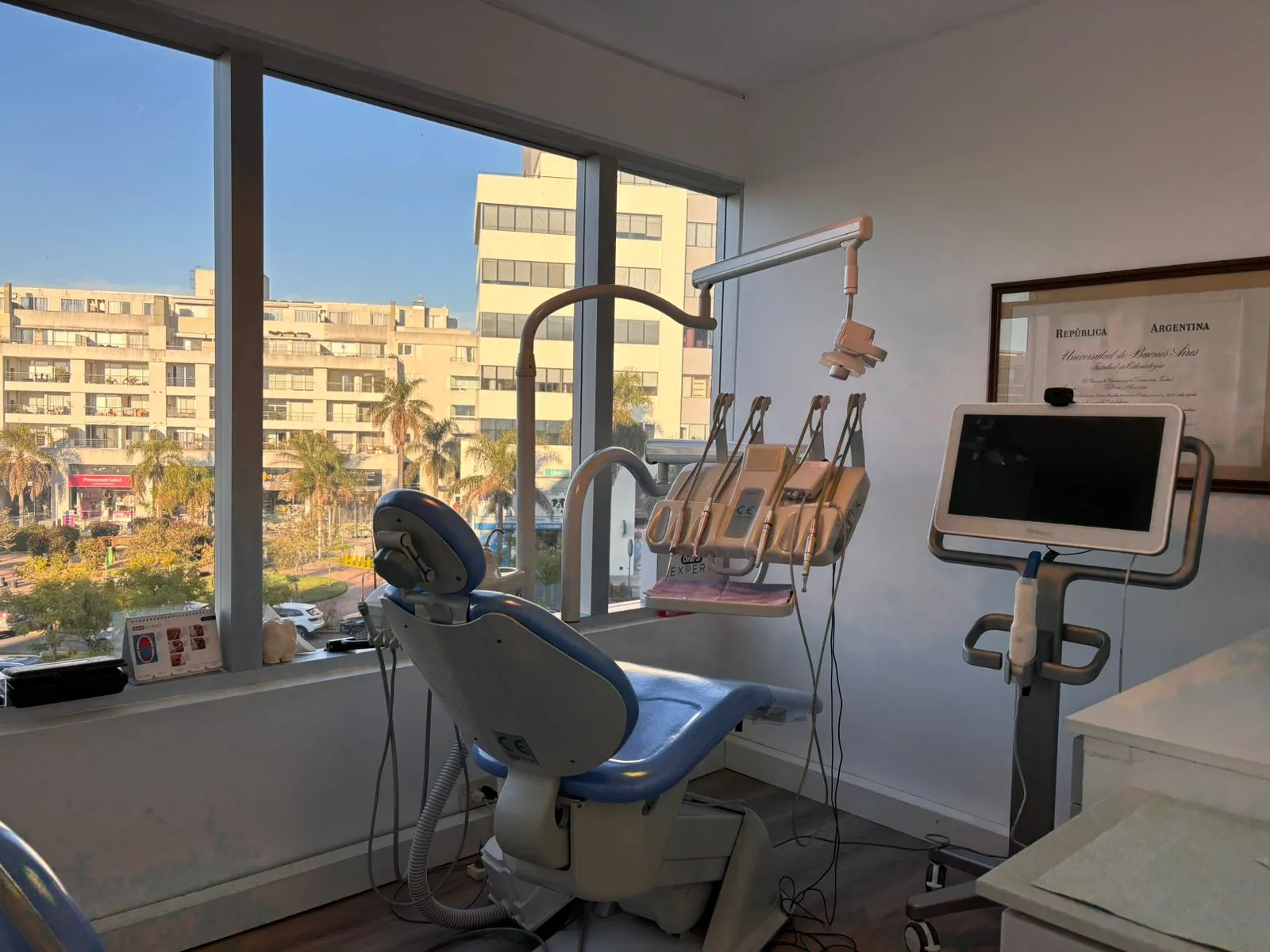Sala de atención del consultorio VM Odontología en Rincón de Milberg