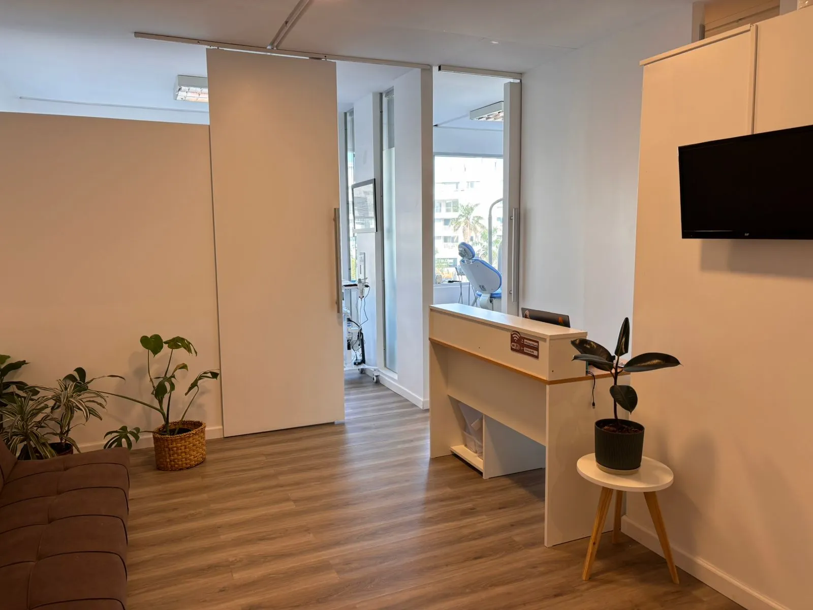 Sala de recepción del consultorio VM Odontología en Rincón de Milberg